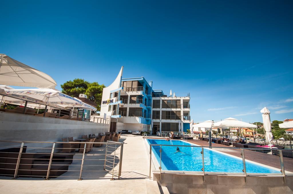 Hotel Maxim Bozava Exterior photo